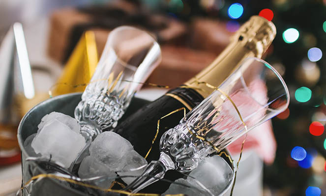 champagne-and-flutes-in-party-bucket