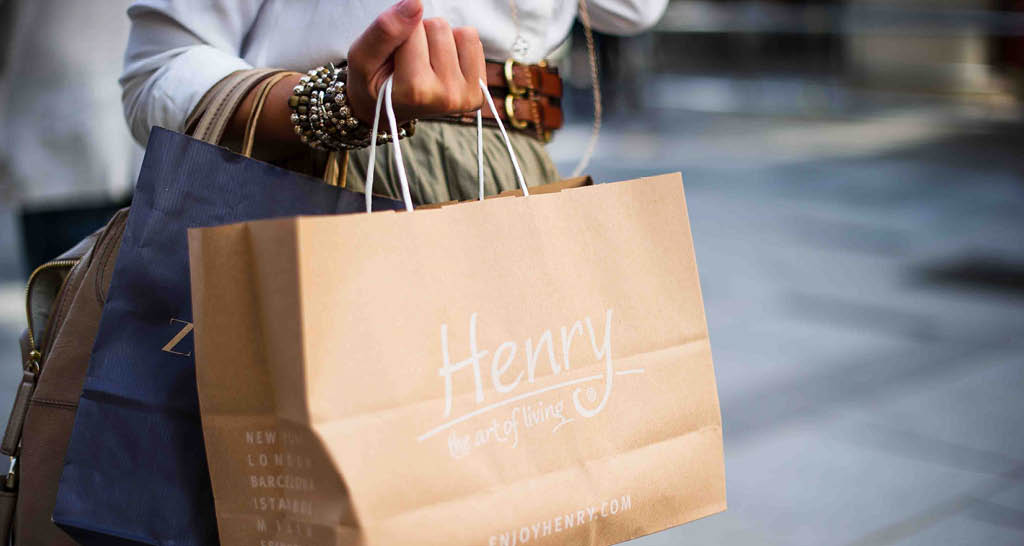 shopping-bags-being-held-bracelets