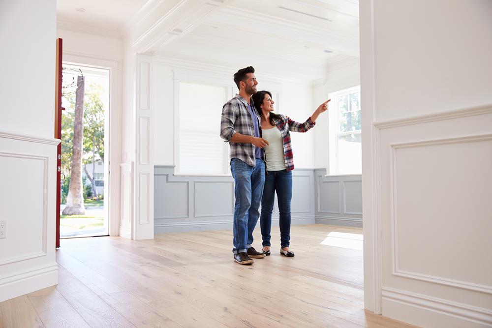 couple-walking-through-empty-home